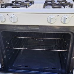 Magic Chef Stove Very Clean Works Great 