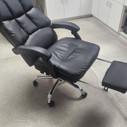 Reclining OFFICE Chair With Foot Rest. 