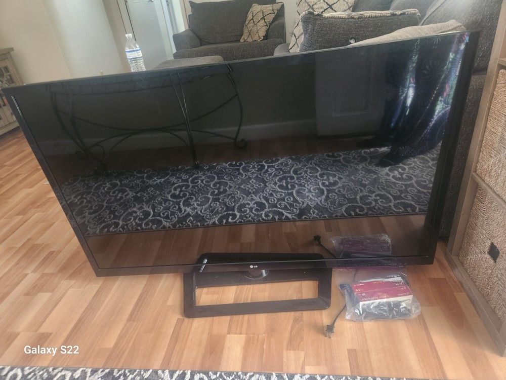 55" 3D LG TV with 4-3D Glasses
