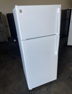 GE Top Freezer Fridge – White, Clean Interior, 19 cu ft