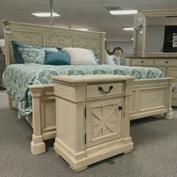 [SPECIAL] Bolanburg Antique White Panel Bedroom Set