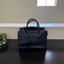 Micheal Kors purse no rips no stains