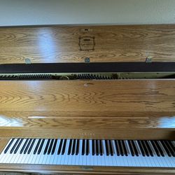 Yamaha P22 Oak Acoustic Upright Piano