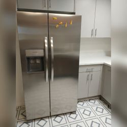 Side-by-Side Refrigerator-Freezer, Stainless Steel - Like New - Missouri City, TX