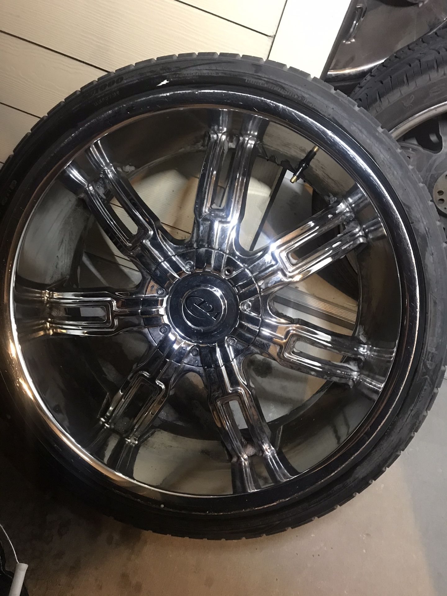 22”VCT rims n tire minor curve damage 265/35R22