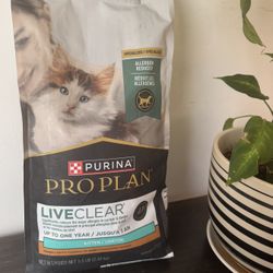 Cat food - Purina 5.5lb 