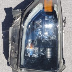 Right Passager Side Headlight Toyota Tundra 2018-2021