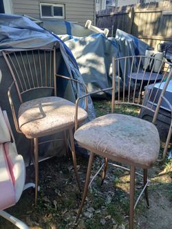 2 of them Metal Bar stools needs painted