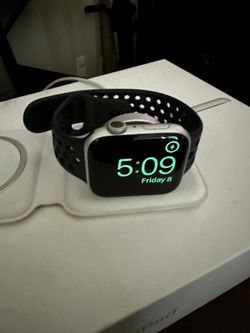 Apple Series 5 Nike Addition For Sale