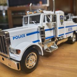 Town Trock. Scale 1.18. Metal Dicast