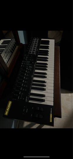 M audio oxygen pro 49 with gator case