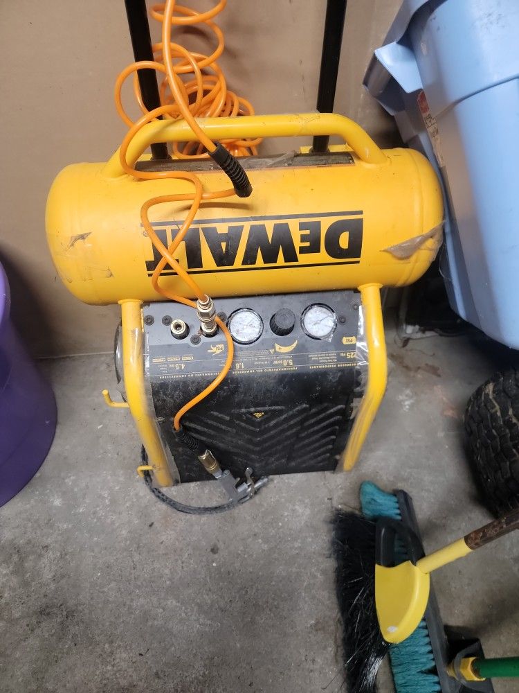 Dewalt compressor with box and attachments 