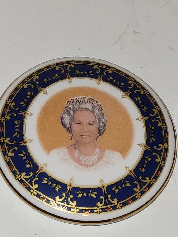 Queen Elizabeth II 1952 to 2002 Golden Jubilee Trinket Box Chinacraft London fine Bone china England