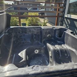 Great Running 6-person Hot Tub