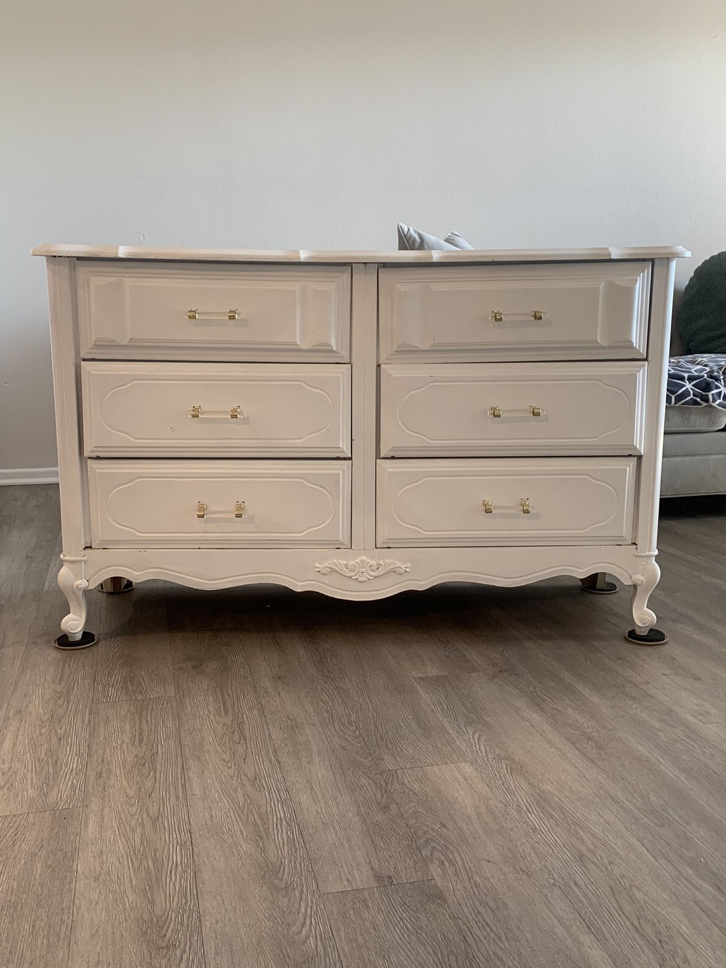 White Vintage Look 6 Drawer Dresser for Sale in San Diego, CA - OfferUp