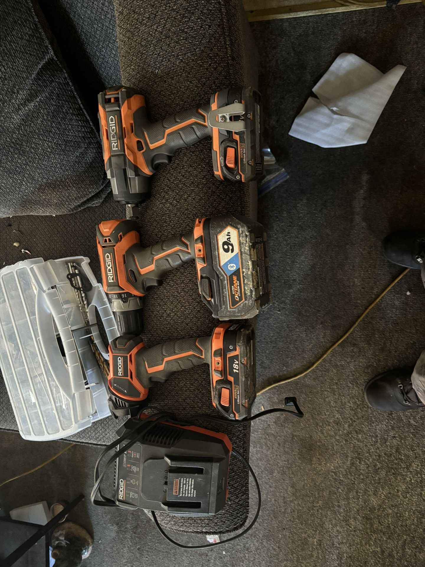 Ride light and drill and impact 18 V three batters with charter