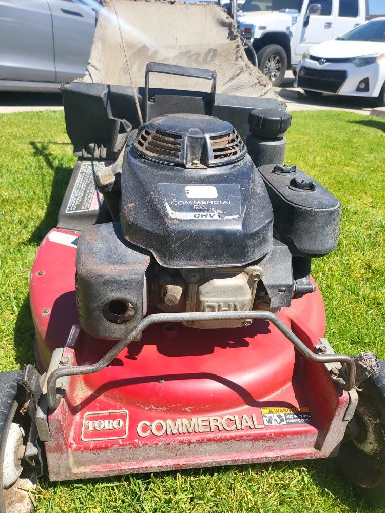 TORO GAS SELF PROPELLED COMERCIAL LANW MOWER