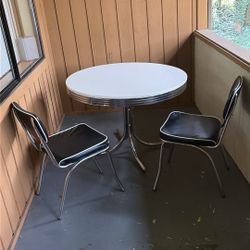 1950’s Retro Circle table With Four Chairs
