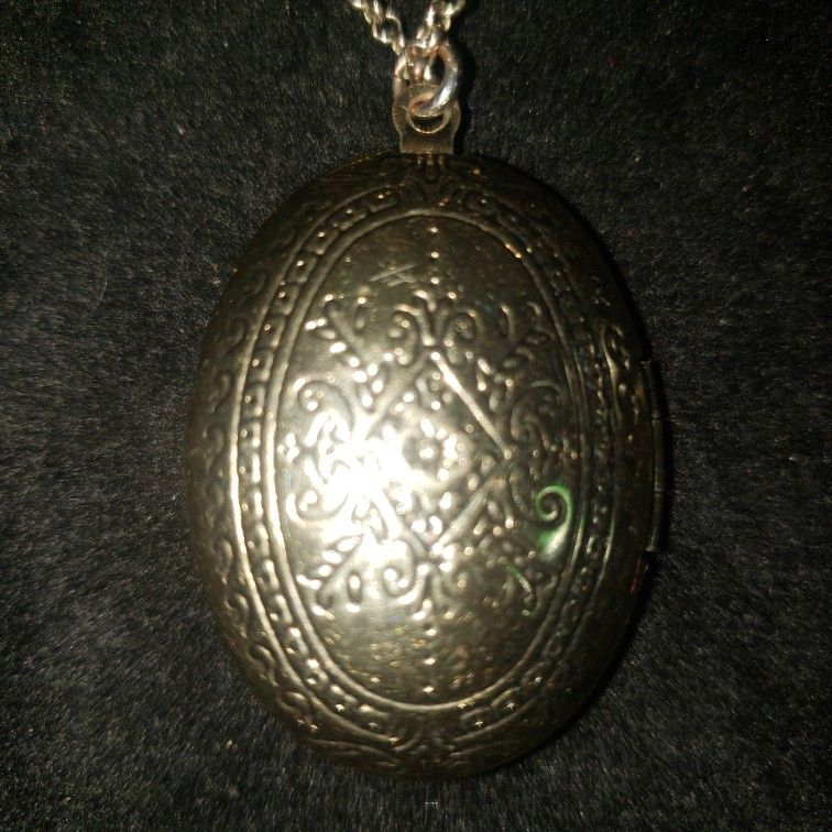 BEAUTIFUL VINTAGE LOOKING LOCKET