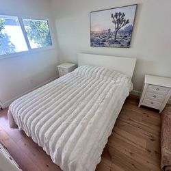 Pottery Barn Keaton Classic Queen Bed, mattress Included