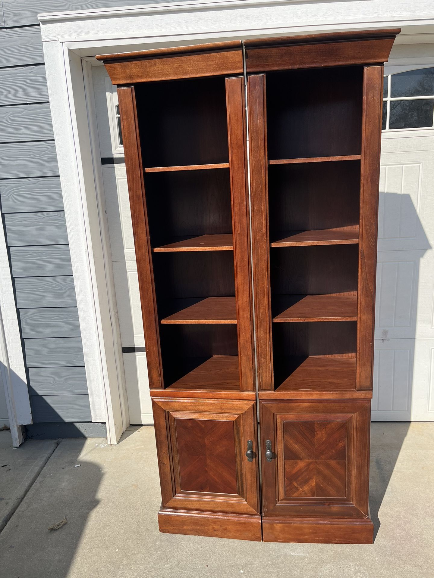 Bookcases/shelves