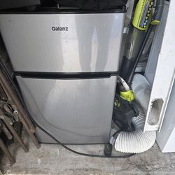 Mini Fridge w/ Freezer (Galanz) – Clean & Works Perfect