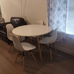 White Table And Chairs