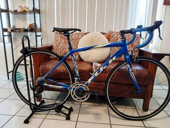 Fuji roadbike size 54cm medium like new..
