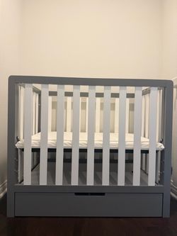 Baby Crib with Storage Drawer