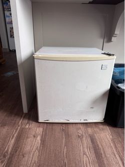 Kenmore Compact Mini Fridge – Perfect for Garage, Dorm, or Office (Works Great!)