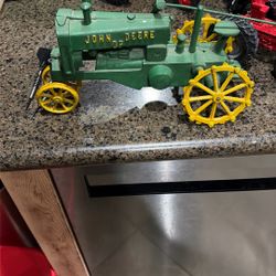 Vintage Cast Iron John Deer Tractor