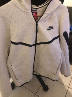 WHITE NIKE TECH MEDIUM