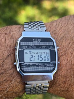 Vintage Timex 34 mm quartz watch
