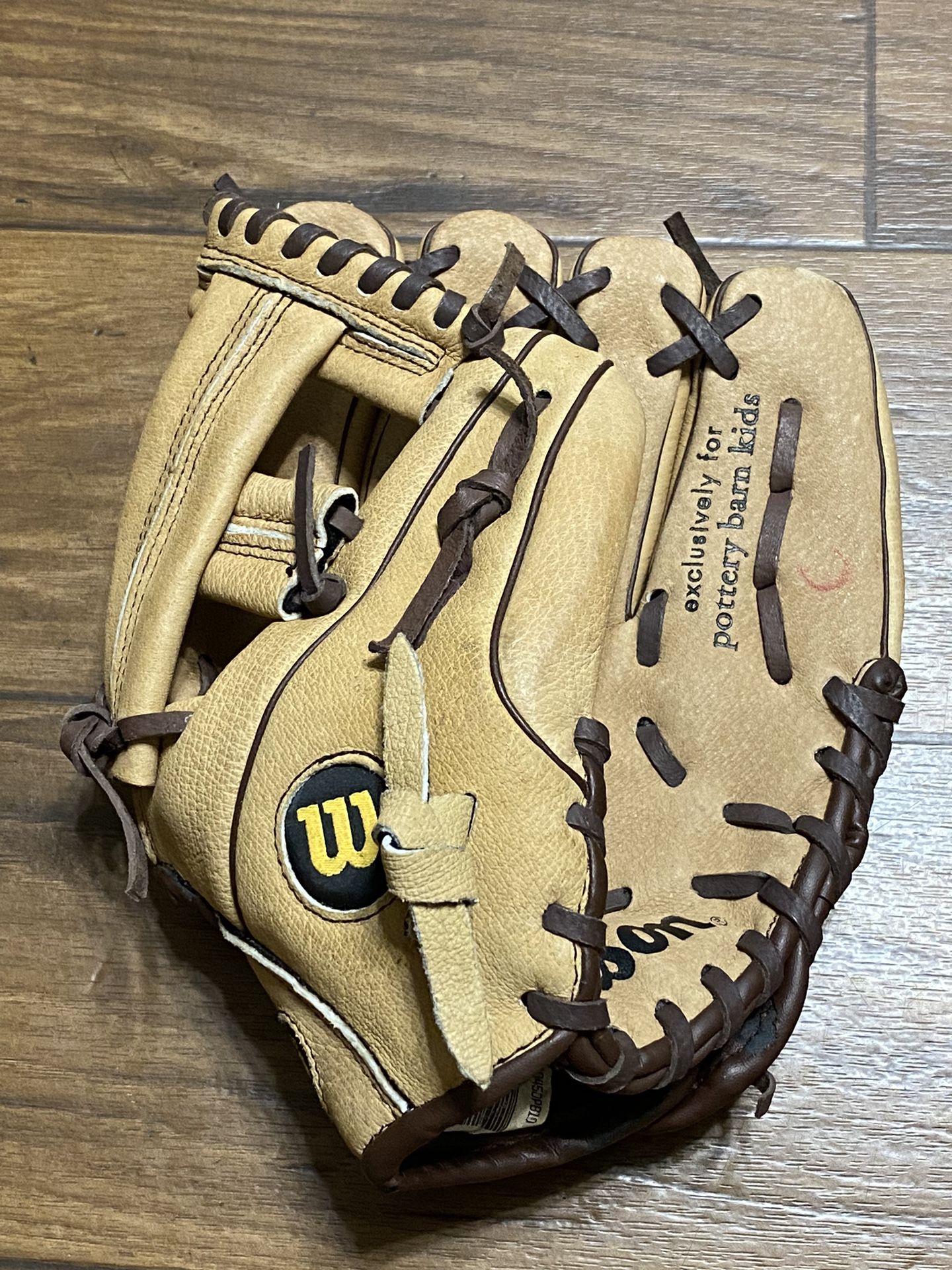 Wilson A0450 youth baseball glove, size 10”