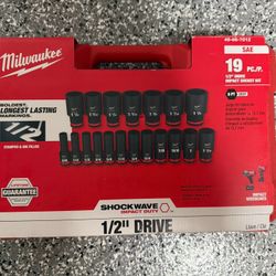 Milwaukee SHOCKWAVE 1/2 in. Drive SAE 6 Point Impact Socket Set (19-Piece)