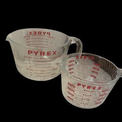 Vintage Pyrex Measuring Cups – Set of 2