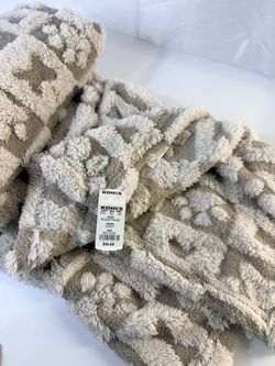 Kohl's Grey Plush Throw Blanket