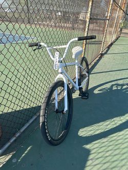 White BMX/Cruiser Bike