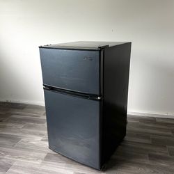 Black Mini Fridge – Works Perfect, Clean & Cold
