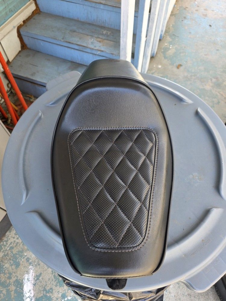 Harley Davidson Sporster Seat Fits 2018 883 Like New