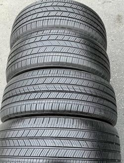 235 45 18 Michelin con 80% de Vida las 4