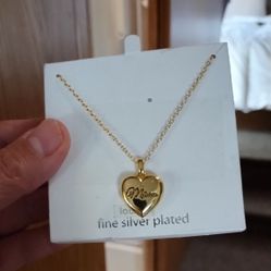 Fine Silver Plated "MAMA" Heart Locket Necklace 18 " L With 2" Extender. NEW