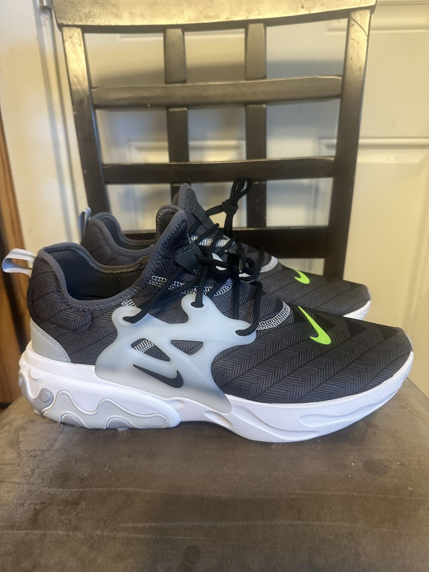 Brand new Men’s Nike React Presto Oregon Ducks Team Issued Shoes size 10.5 no box