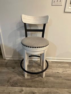 Single 360 swivel counter height stool