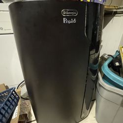 12000 BTU Delonghi Pinguino Portable AC ( Air Conditioner ) w/ Remote Control