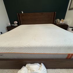 FREE FOR IMMEDIATE PICK UP ONLY — King Tempurpedic Breeze Mattress Medium Firm (5yr Old)