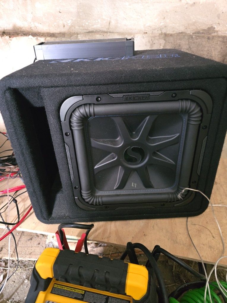 Kicker Speaker And Amp 