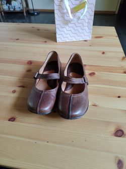 Mary Jane born. Color  brown