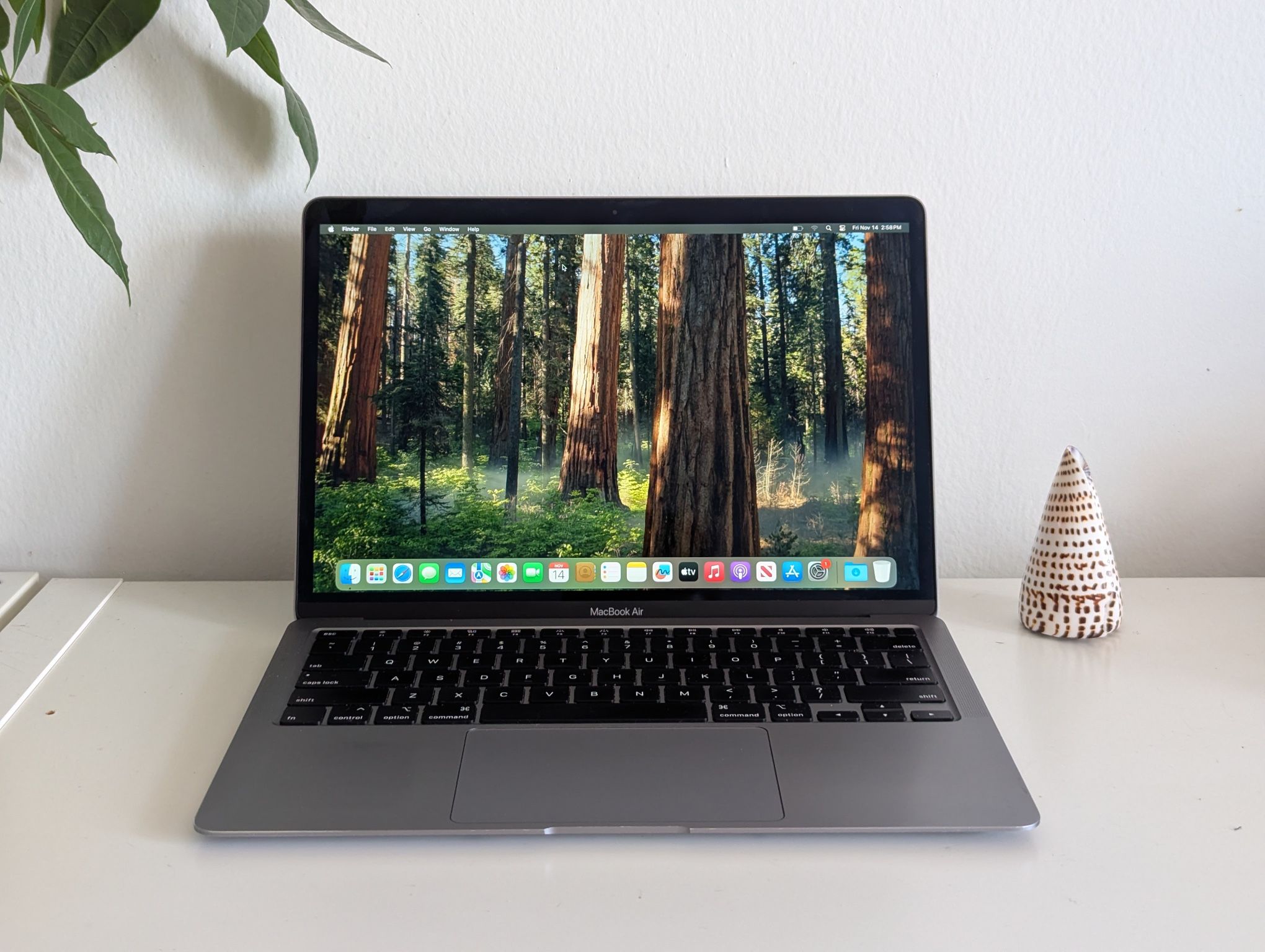 MacBook Air Retina 13” (2020) — Core i5, 8GB RAM, 256GB SSD