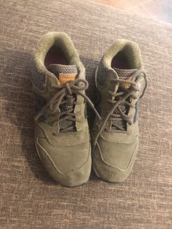 New Balance tennis shoes